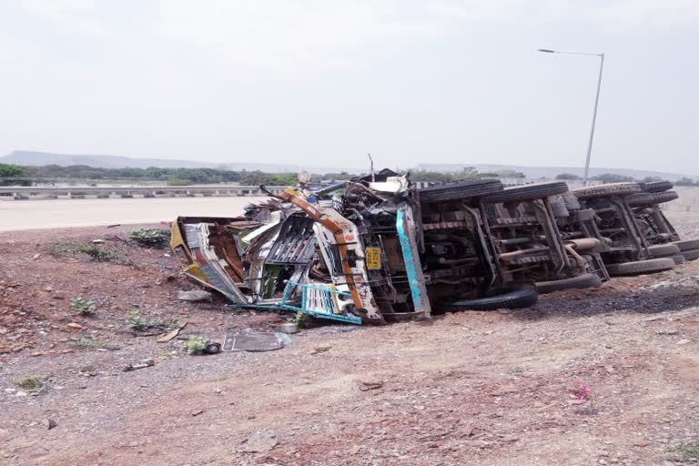 mini truck rams into truck