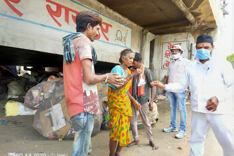 Railway staff in Raipur distributing food and ration to poor and needy