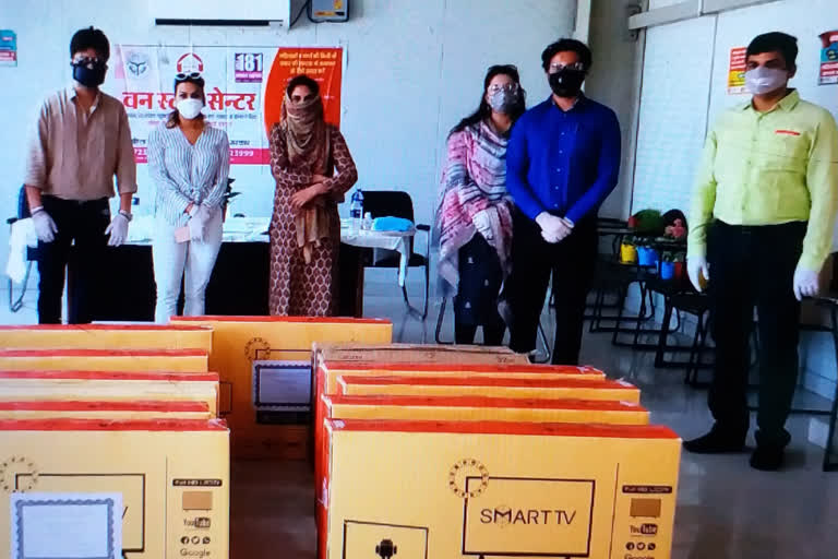 समाजसेवी दंपति ने प्रदेश के महिला कल्याण विभाग को 28 स्मार्ट टीवी दान किया है.