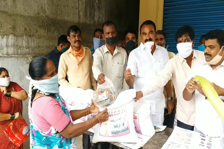 errabelli pradeep rao  yuvasena distributed food items at waranagl town