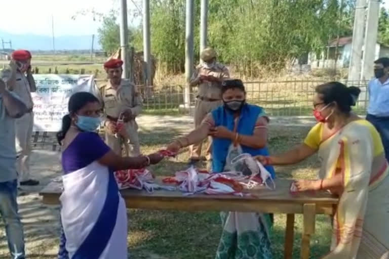 Free mask distributed by Self help group at bishwanath