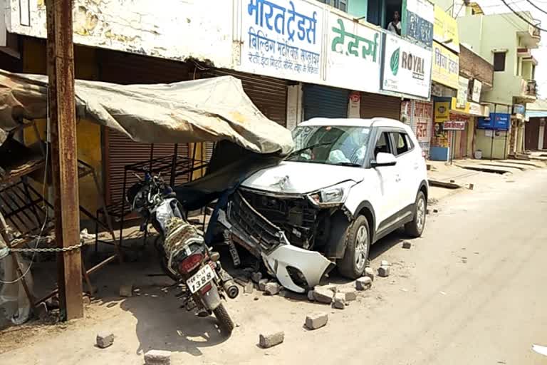 a-car-collided-with-two-bikes-in-raipur