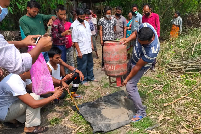 Sand in LPG cylinder  പ്രധാനമന്ത്രി ഉജ്വല യോജന  പി.എം.യു.വൈ  Sand in LPG cylinder  PMUY  PM Ujjala yojana  gas sylinder sand  west bengal  kolkatha  പശ്ചിമ ബംഗാൾ  ഗ്യാസ് സിലിണ്ടറിനുള്ളിൽ മണൽ