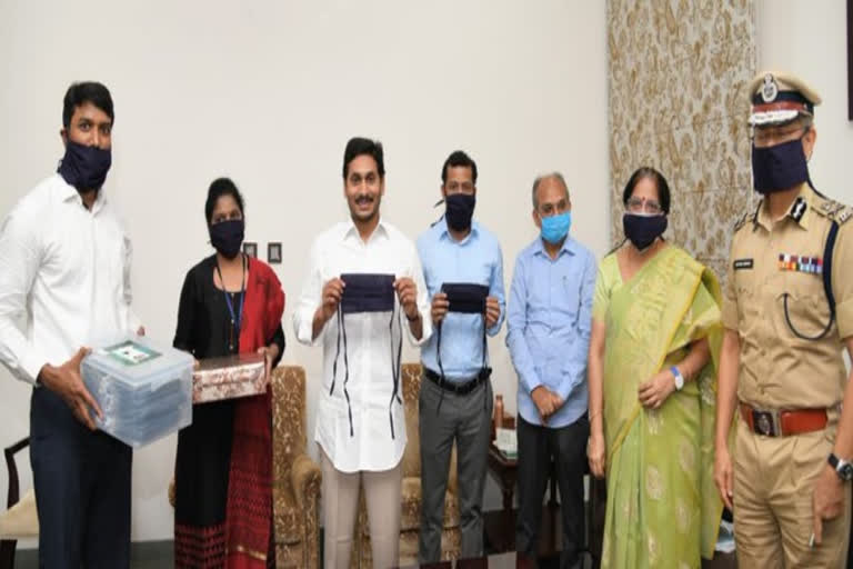 ఒక్కొక్కరికీ 3 మాస్కులు అందించండి : సీఎం