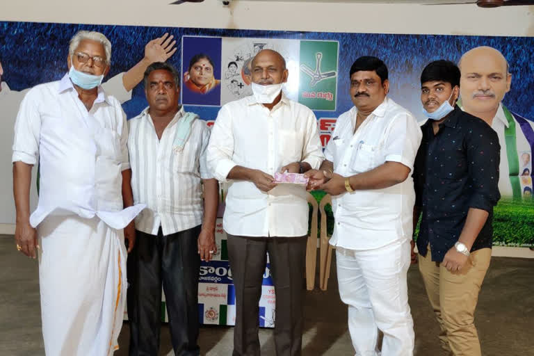 kovvuri satish from east godavari district donate 2 laksh to cm relief fund