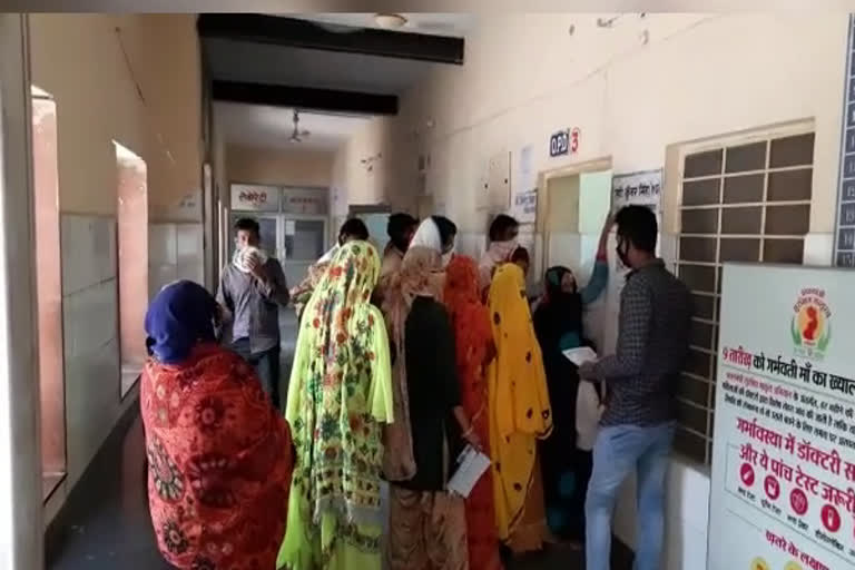 बैंकों के बाहर भीड़, Crowd outside banks