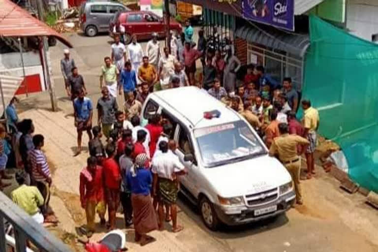 Policeman injured in clash  Police beat up passenger  passenger  പൊലീസ് തല്ലി നിലത്തിട്ടു  പൊലീസുകാരന് പരിക്ക്