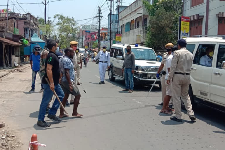 polices are on the streets to maintain lockdown