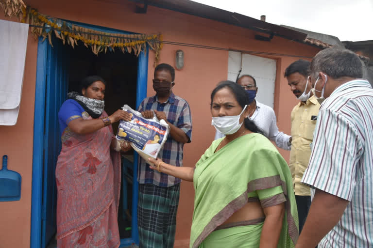 Shobha Karandlaje Distribute food items