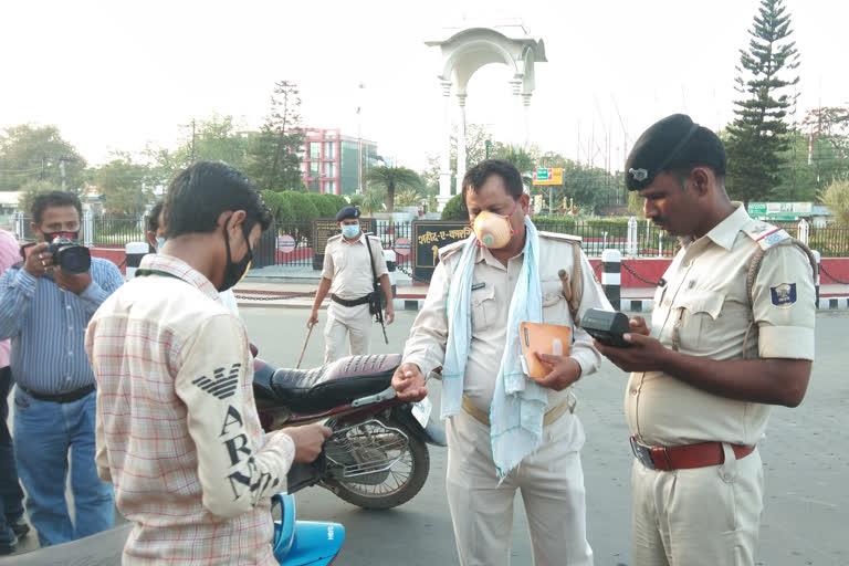 ड्यूटी पर तैनात पुलिसकर्मी