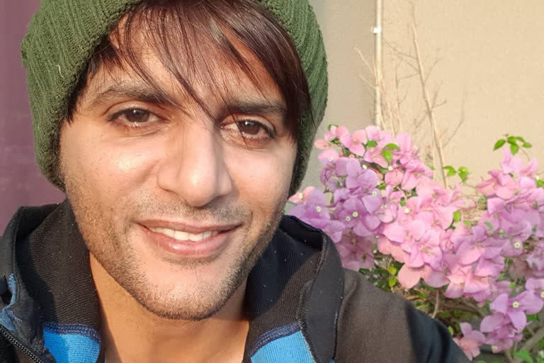 Karanvir Bohra shares adorable pic wearing nail polish