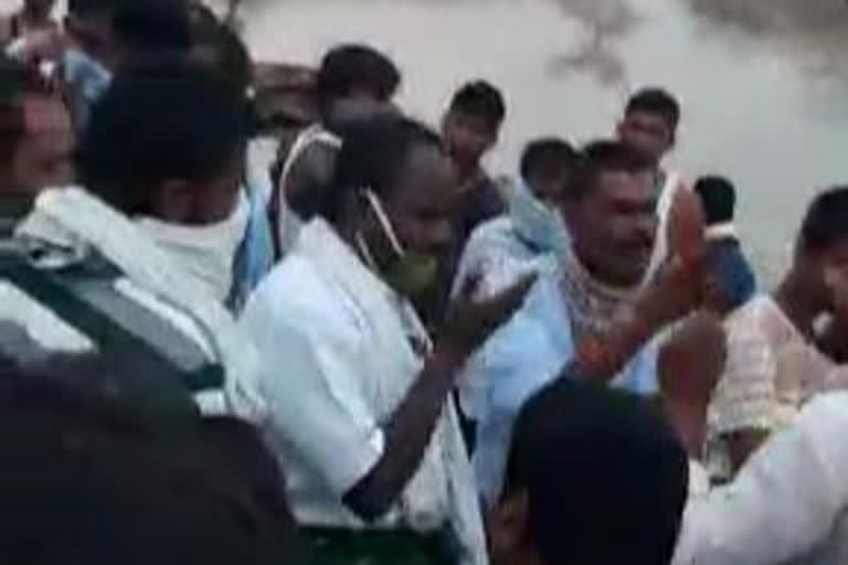 Pavagada Andhra people crossing the border for fish