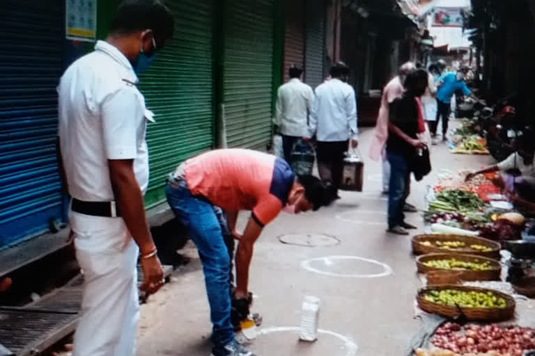 কলকাতার বাজারগুলিতে সামাজিক দূরত্ব নিশ্চিত করতে পুলিশি পাহারা