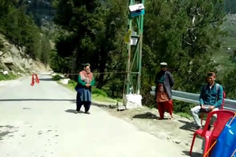 Residents block roads in pang