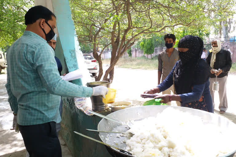 पनकी की कम्युनिटी किचन में हजारों लोग कर रहे भोजन.