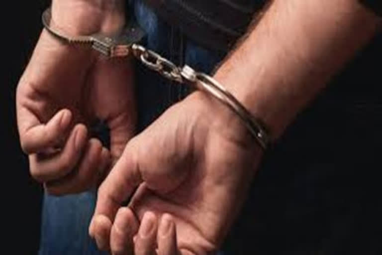 J-K police  Udhampur district news  J-K driver booked  Lockdown violation  ജമ്മു-ശ്രീനഗർ ദേശീയപാത  ലോക്ക് ഡൗൺ  13 യാത്രാക്കാരുമായി പോയ വാഹനം  ജമ്മു കശ്‌മീരിലെ ഉദംപൂർ  സാംബ  കൊറോണ കശ്‌മീർ  റാംബാൻ  കൊവിഡ് 19  covid 19 kashmir  samba  jammu kashmir corona news  ramban  jammu- srinagar national highway