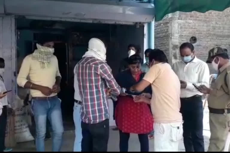 administration caught a man  selling rice distributed by government during lock down in begumgunj in raisen