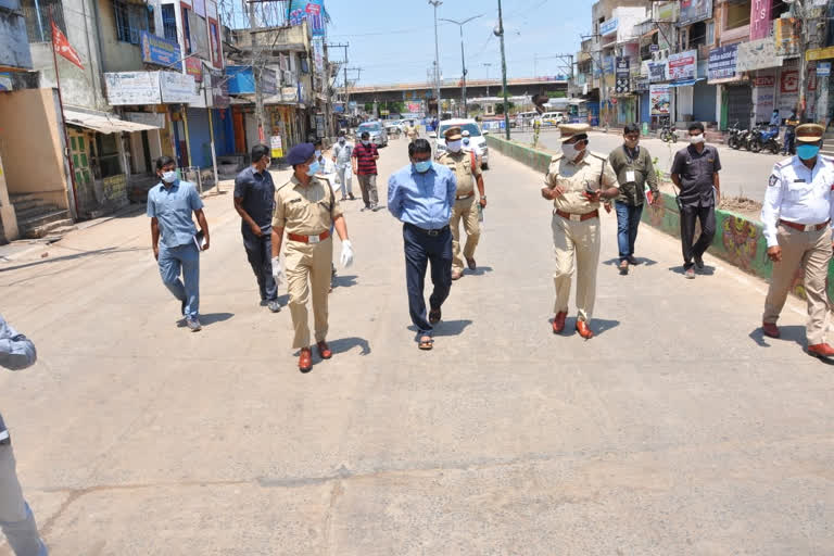 collector and sp visits nellore city to check lockdown progress