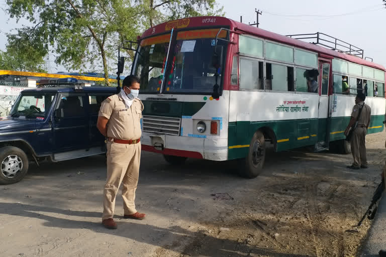 मथुरा डिपो की बस इन्हें फतेहपुर सीकरी से हाथरस करीब शाम 5 बजे लेकर आई थी, जिसमें 4 छात्र हाथरस उतरे थे.