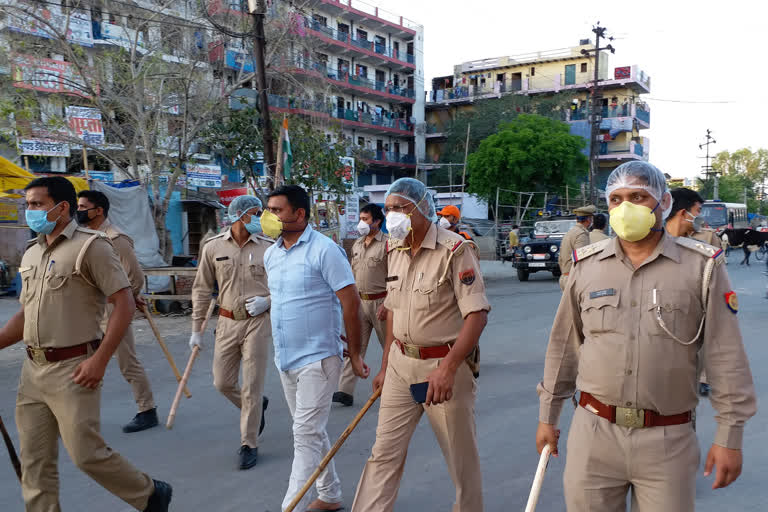 noida police taking actions against lockdown violators