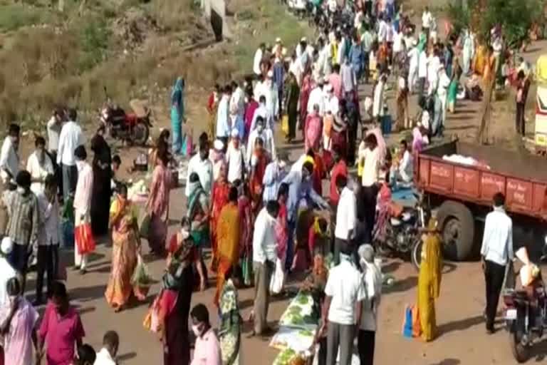 People are gathering in market place in chikodi