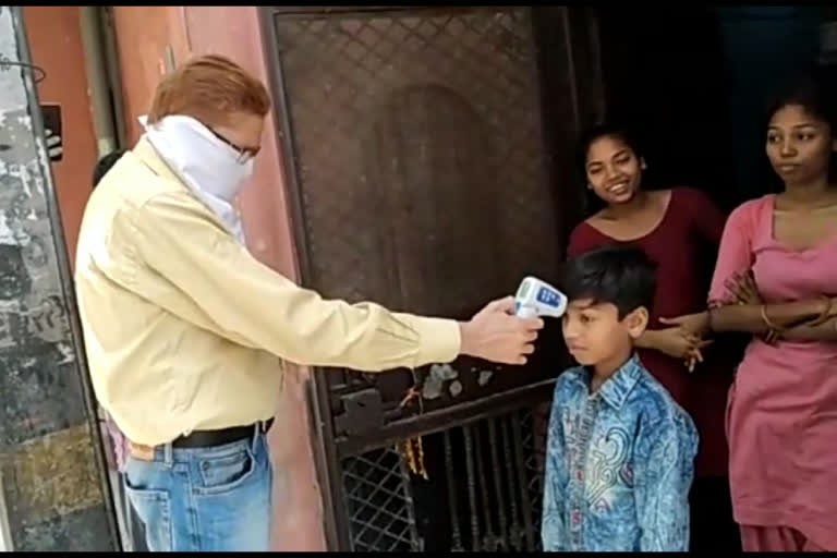 government and agencies helping needy people during lockdown at burari in delhi