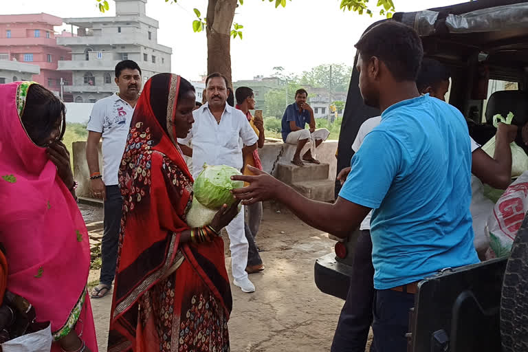 जरूरतमंदों के बीच बांटा गया राशन