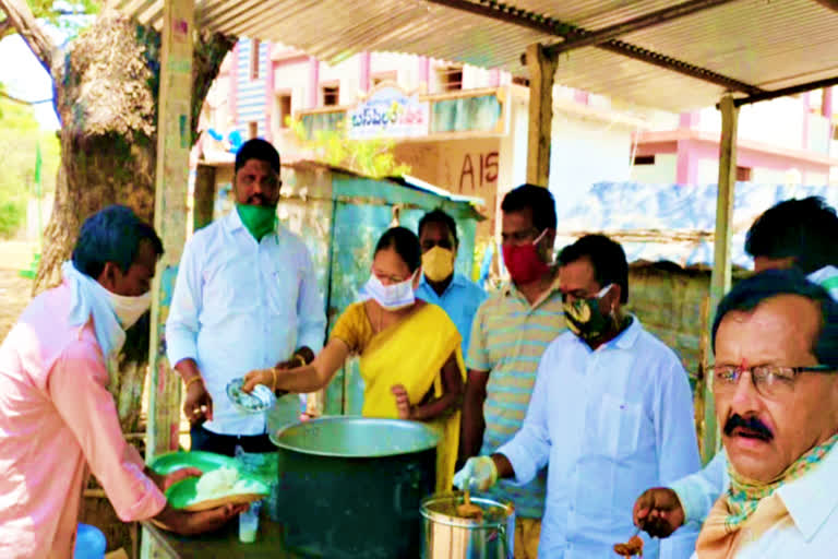 food distribution to migrants in khammam by timmaraopeta people