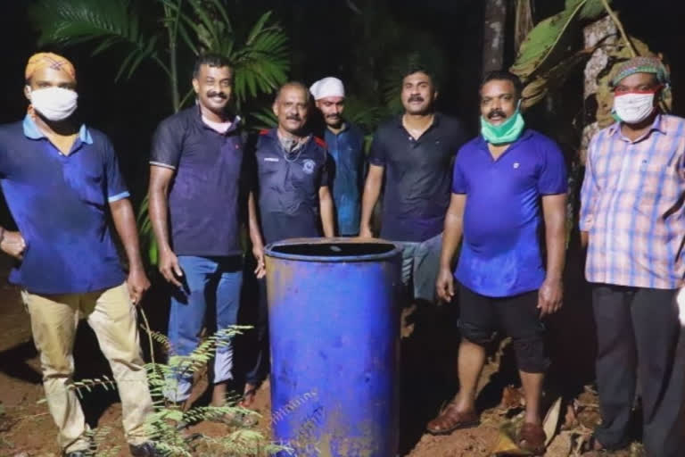 seized-a-200-liter-wash  റെഡ് സ്പോട്ടായി പ്രഖ്യാപിച്ച മേഖലയില്‍ വ്യാജ വാറ്റ്  200 ലിറ്റര്‍ വാഷ് കണ്ടെത്തി  200 ലിറ്റര്‍ വാഷ് പിടികൂടി  വ്യാജവാറ്റ് നിര്‍മാണം  വാഷ് പിടികൂടി  200-liter-wash