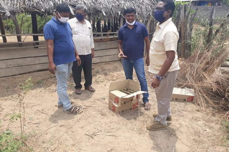 Officers of the Excise Department have taken into custody those who illegally sell liquor in the Kothagudem district