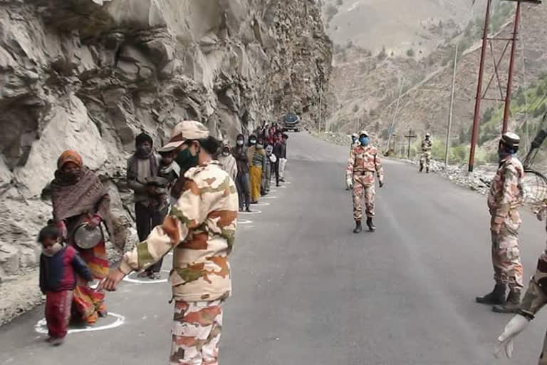 ITBP soldiers providing food