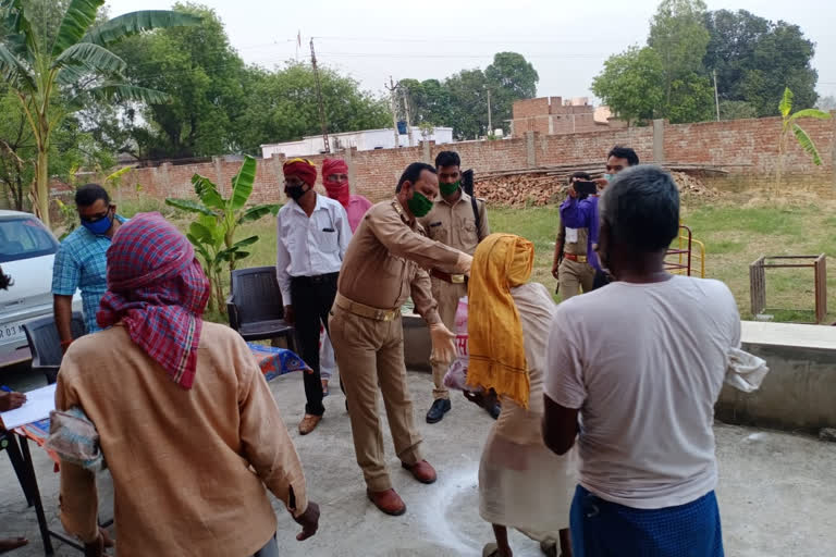 police gave food and mask to people