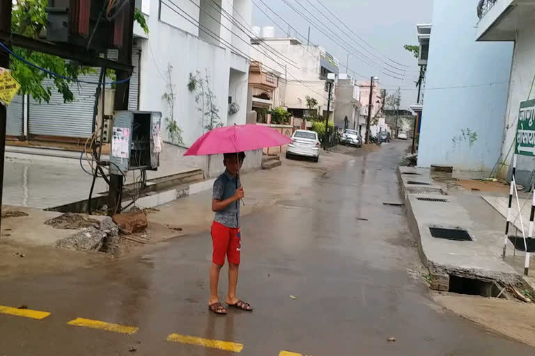 Light rain and strong winds in some places of Chhattisgarh