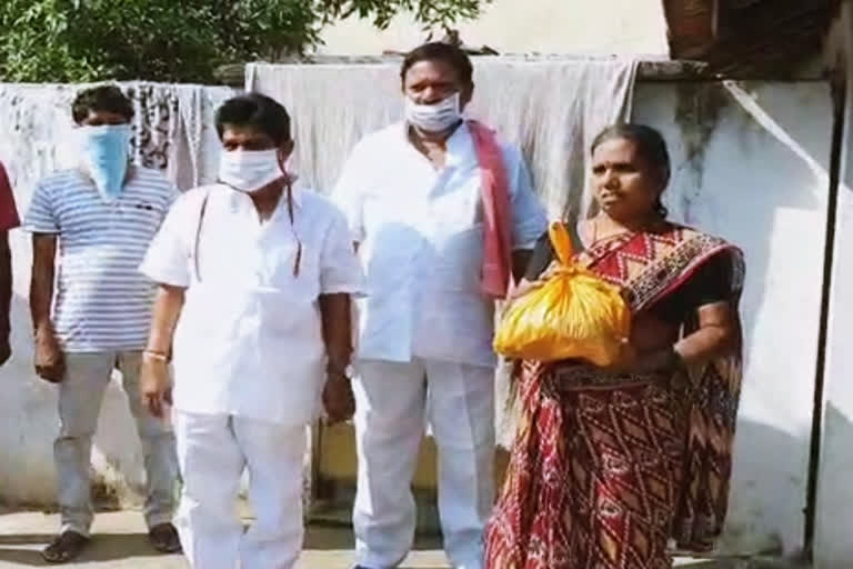 YCP and Janasena leaders jointly distributed vegetables to the poor