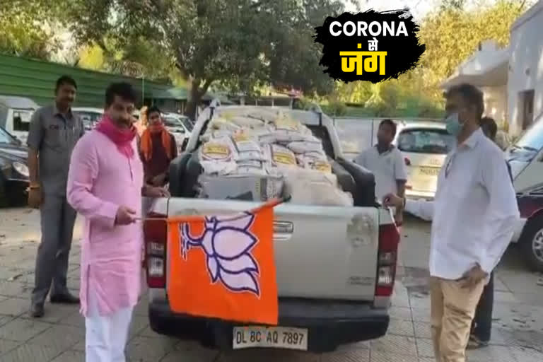Manoj Tiwari is distributing ration