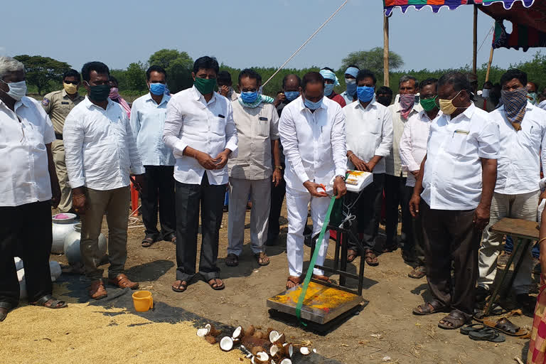 TS Markfed Vice Chairman Borra Rajasekhar have opened grain and maize buying centres