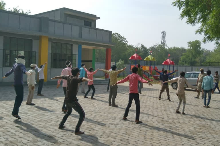 Police team distribute food and masks to workers at Jaffarpur Kalan Shelter Home in delhi