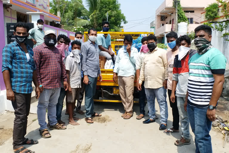 kagaznagar councilor distributed groceries to poor people