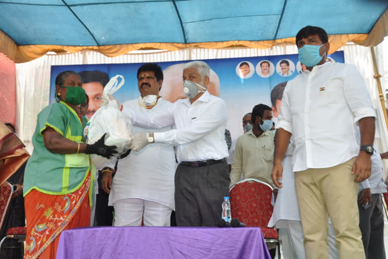 rajyasabha mp vijayasai reddy distributed daily needs at anakapalli vizag district