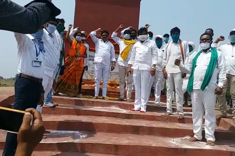 Adilabad MP Soyam Bapurao pays tribute to martyrs at Indraveli Stupa