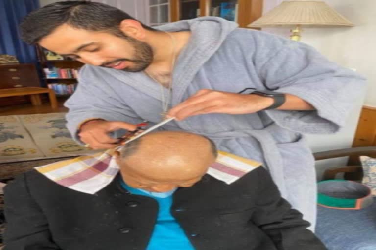 Son Vikramaditya cut the hair of father Virbhadra Singh