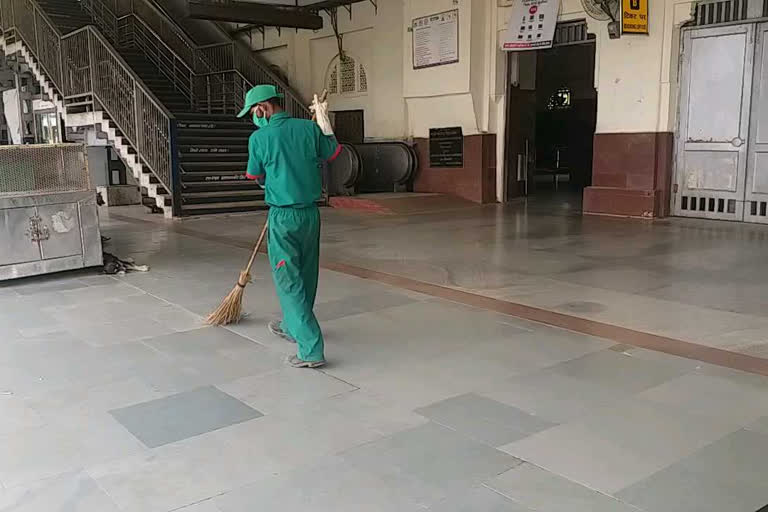 gwalior-station-remains-deserted