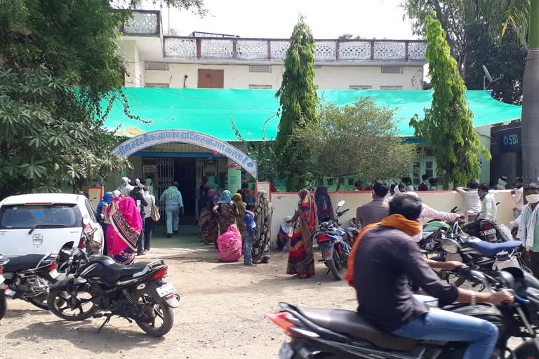 crowd at bank