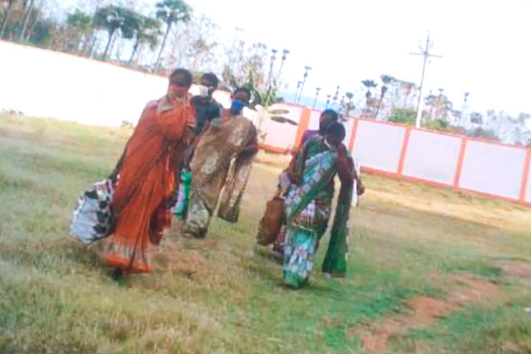 Migrant laborers at Chedikada Quarantine Center