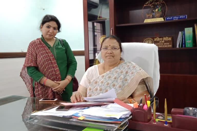 Women and Child Development Union Minister talks with Minister Anila Bhendia