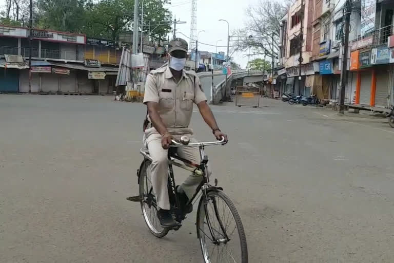 Constable Hariom Pant is doing duty by bicycle due to lockdown in ashenagar