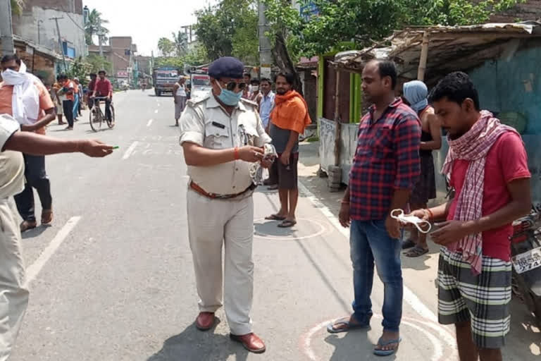 rosera police distributed mask and soap to needy people