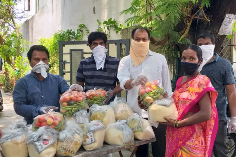 తెజస ఆధ్వర్యంలో కూరగాయలు, సరకుల పంపిణీి