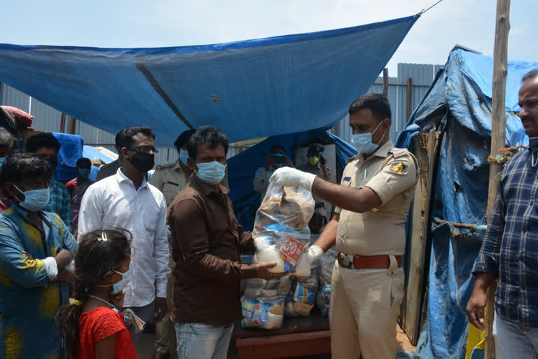 Bengaluru police provide essentials to 35 migrant workers' families in city