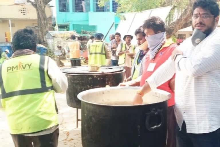 TNSF members distributing food in Nandigama